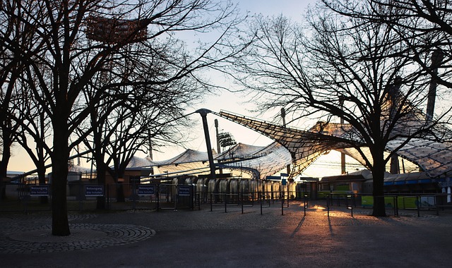 印有42家球迷会logo，泰山球迷TIFO：泰山队，你永远不会独行！.